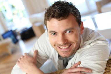 adam kanepe rahatlatıcı gülümseyen genç portresi