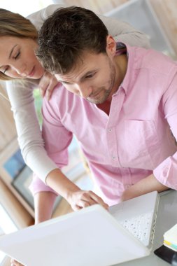 Çift evde dizüstü bilgisayar kullanarak