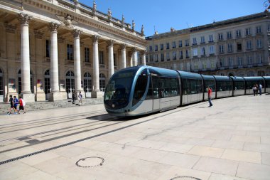 bordeaux grand Tiyatrosu tarafından geçen tramvay hattı