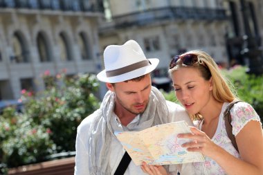 bir kaç turist şehir turu haritaya bakıyordum