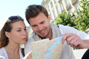 bir kaç turist şehir turu haritaya bakıyordum