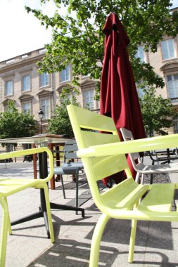 Dışarıda portre Restoran sandalye ayarlamak