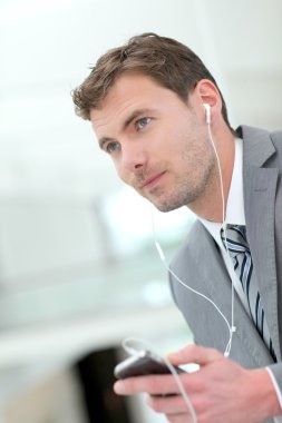 handfree kulaklık ile telefonda konuşan işadamı portresi