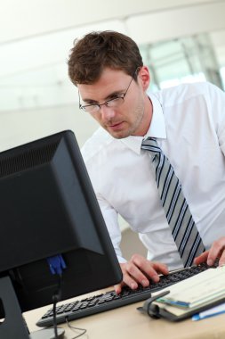 ofiste onun masasında oturan işadamı portresi