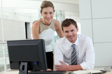 Office Masaüstü önünde iş toplantısı