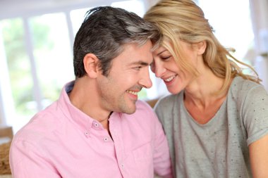 Orta yaşlı çift kanepe evde rahatlatıcı