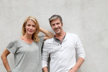 Modern çift ayakta beton duvar