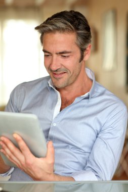 yakışıklı olan elektronik tablet ile evden çalışma