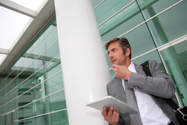 Elektronik tablet ile dış yapı ayakta işadamı