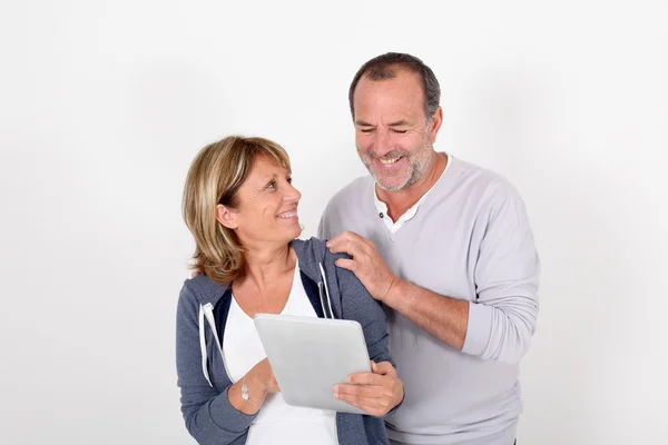 Starší pár se baví s elektronickým tablet — Stock fotografie