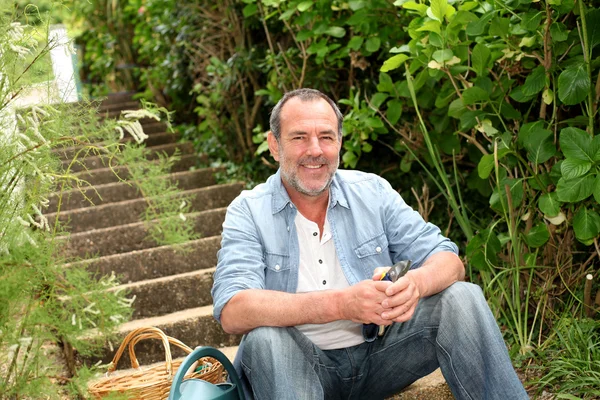 Senior man sitting in outdoor staircase — Stock Photo, Image