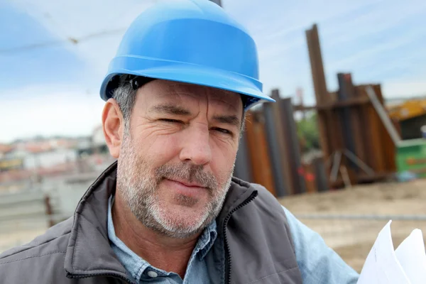 Portret van ondernemer op de bouwplaats — Stockfoto