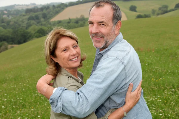 Portret van gelukkige senior paar in platteland — Stockfoto