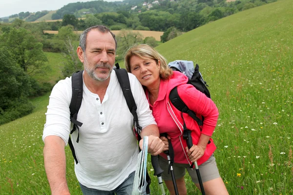 Closeup of senior couple on a rambling day — Stock Photo, Image