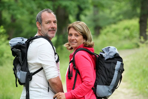 Porträt lächelnder Wanderer im Waldweg — Stockfoto