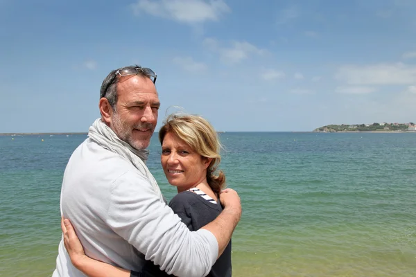 海の景色を楽しんでいる年配のカップル — ストック写真