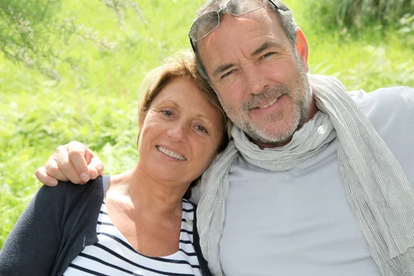 Casal sênior alegre relaxante em férias — Fotografia de Stock