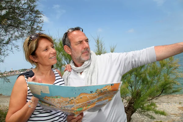 市内地図を見て休暇に年配のカップル — ストック写真