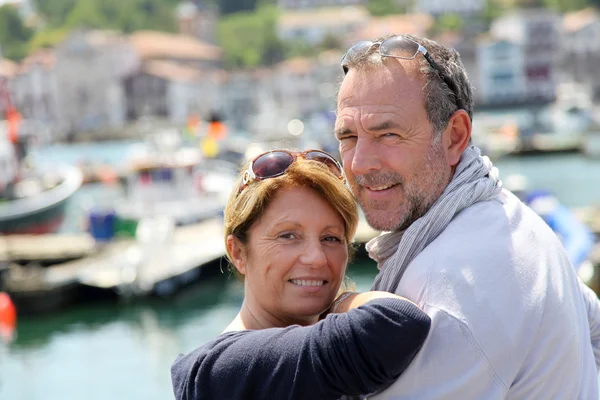 Gros plan de joyeux couple de personnes âgées en vacances — Photo