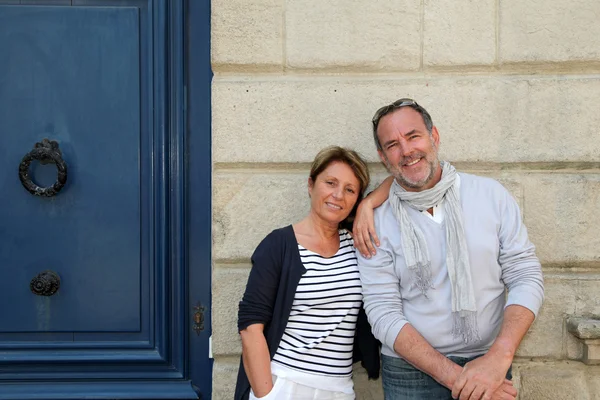 Couple sénior appuyé sur le mur en ville — Photo