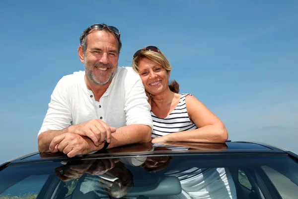 Pareja mayor en coche descapotable disfrutando de un viaje de un día — Foto de Stock