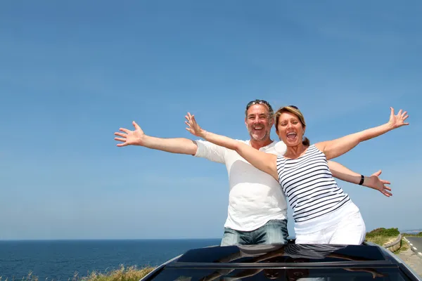 Pareja mayor en coche descapotable disfrutando de un viaje de un día —  Fotos de Stock