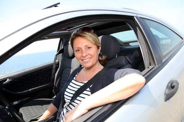 Portret van senior vrouw rijden auto — Stockfoto