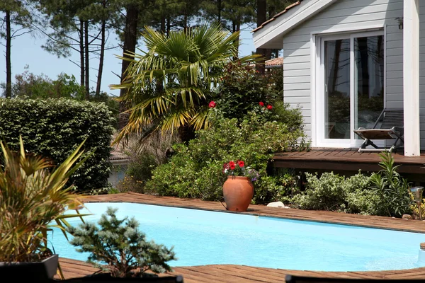 Fechar a piscina privada — Fotografia de Stock