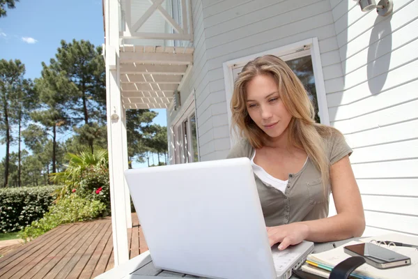 Kvinna som arbetar hemma på bärbar dator — Stockfoto