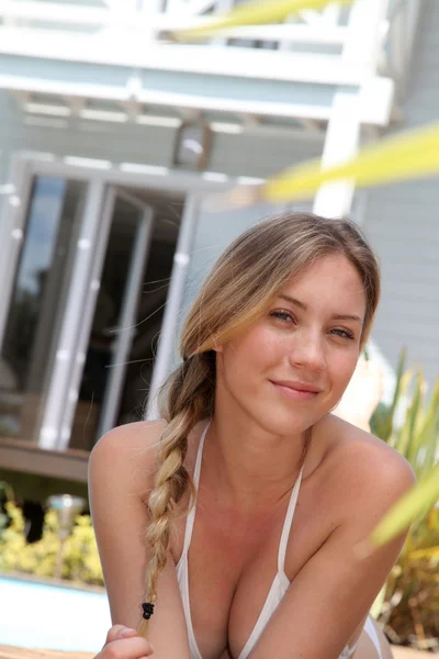 Retrato de mulher loira bonita relaxante à beira da piscina — Fotografia de Stock