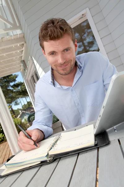 집에서 일 하는 태블릿에 웃는 남자의 초상화 — 스톡 사진