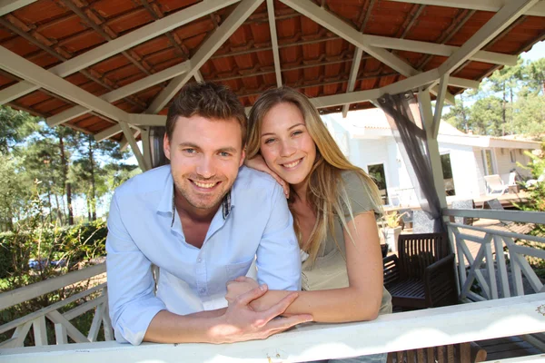 Sonriente pareja de pie en casa privada gazebo —  Fotos de Stock