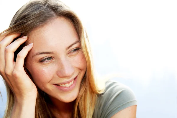 Portret piękne blond kobieta uśmiechający się — Zdjęcie stockowe