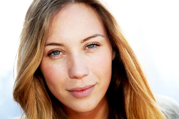 Retrato de una hermosa mujer rubia sonriente —  Fotos de Stock