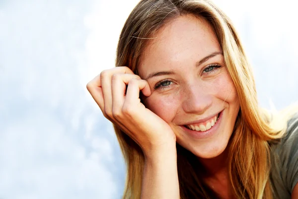 Portret van mooie blonde lachende vrouw — Stockfoto