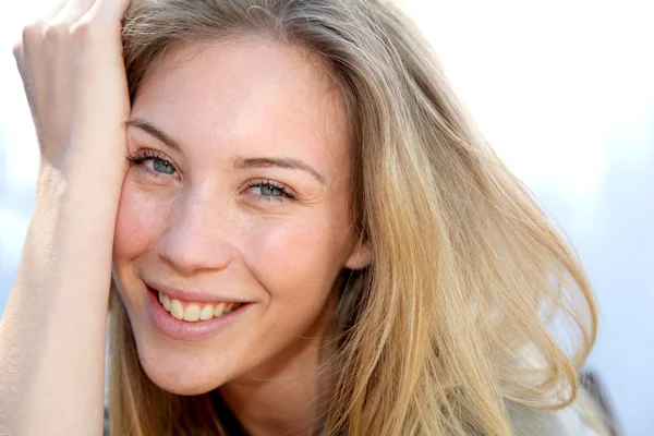 Retrato de una hermosa mujer rubia sonriente — Foto de Stock