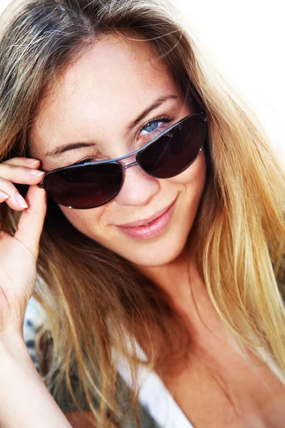 Portret van blonde vrouw met zonnebril op — Stockfoto