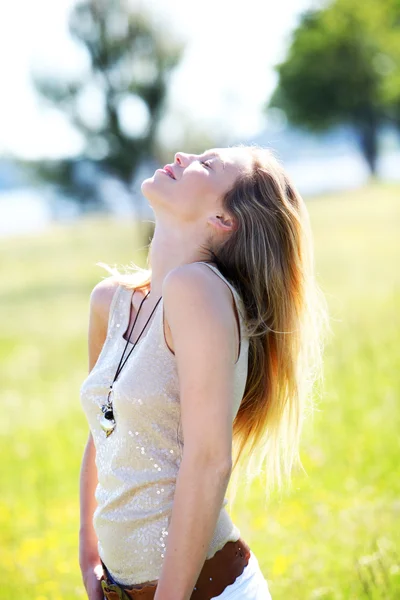 Mulher loira bonita em pé no prado com olhar moderno — Fotografia de Stock