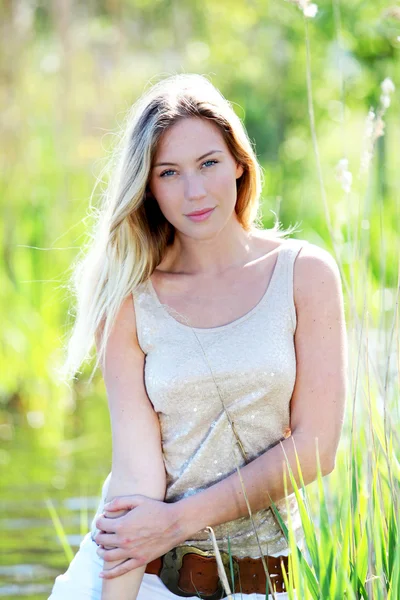 Mulher loira bonita em pé no prado com olhar moderno — Fotografia de Stock