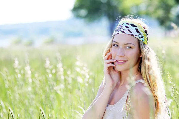 Beautiful blond woman in meadow with modern look — Stock Photo, Image
