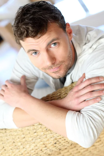 Portrait of young smiling man relaxing in sofa — Stock Photo, Image