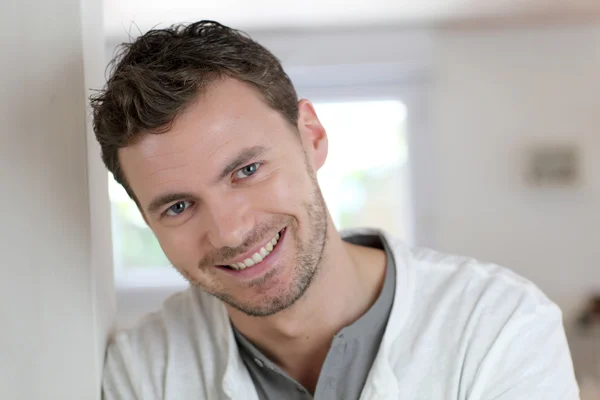 Porträt eines gutaussehenden Mannes, der sich an die Wand lehnt — Stockfoto