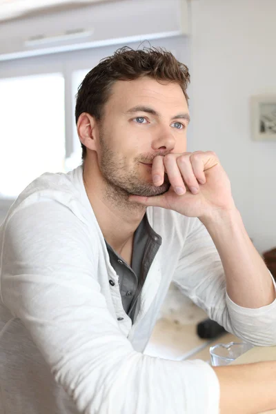 Portrait of handsome guy drinking coffee in home kitchen — Stock Photo, Image