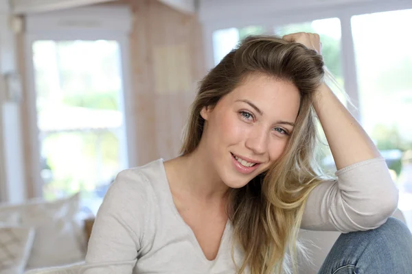 Ritratto di bella donna bionda che si rilassa sul divano — Foto Stock