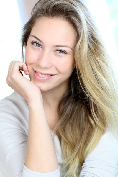 Retrato de mulher loira bonita relaxando no sofá — Fotografia de Stock