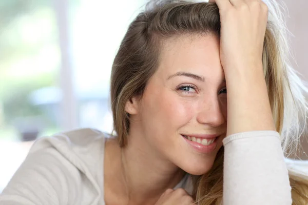 Aantrekkelijke jonge blonde vrouw ontspannen in Bank — Stockfoto