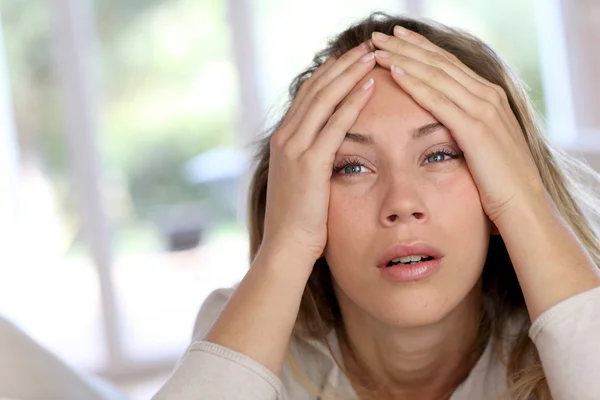 Portret van blonde vrouw met saaie kijken — Stockfoto