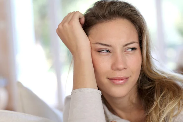 Porträt eines jungen Mädchens, das auf eine Seite schaut — Stockfoto