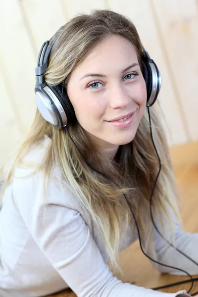 Μοντέρνα κοπέλα να ακούτε μουσική με ηλεκτρονικό, ταμπλετών — Φωτογραφία Αρχείου