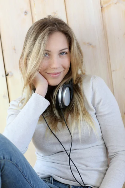 Молодая современная девушка слушает музыку с электронным планшетом — стоковое фото